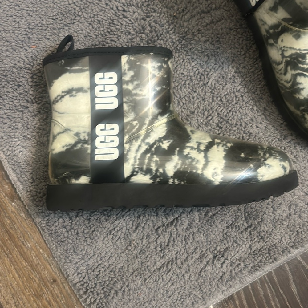 Uggs girl size 8